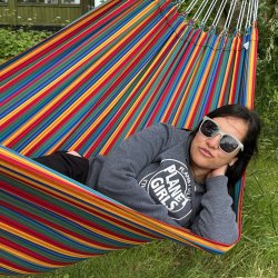 Ceara hngekje i colorfull light stribet design