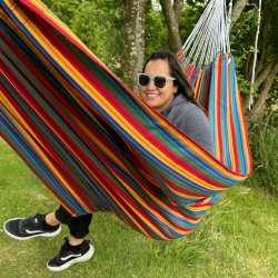 Ceara hngekje i colorfull light stribet design