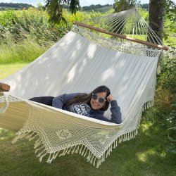 Smuk kunstnerisk hngekje i stilfuld naturhvidt designer look