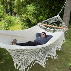 Smuk kunstnerisk hngekje i stilfuld naturhvidt designer look