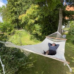 Smuk kunstnerisk hngekje i stilfuld naturhvidt designer look