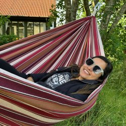 Hngekjen Kids Play Bahia i stribet vinrdt look i sanseligt legeunivers