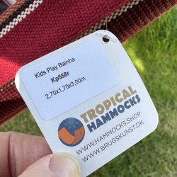 Hngekjen Kids Play Bahia i stribet vinrdt look i sanseligt legeunivers