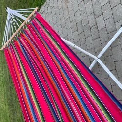 Mexico Rosa Hngekje med rundstokke. Kvalitets hngekje bde hvad angr stof og hndfremstilling. Hngekjen er perfekt til 1 person.