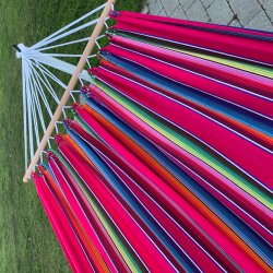 Mexico Rosa Hngekje med rundstokke. Kvalitets hngekje bde hvad angr stof og hndfremstilling. Hngekjen er perfekt til 1 person.