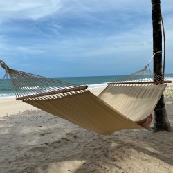 Beige hngekje med tvrpinde p 140 cm. Materiale Outdoor PRO