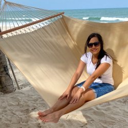 Beige hngekje med tvrpinde p 140 cm. Materiale Outdoor PRO