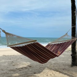 Mocca stribet HNGEKJE med 160 cm bredde tvrpinde