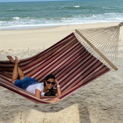 Mocca stribet HNGEKJE med 160 cm bredde tvrpinde