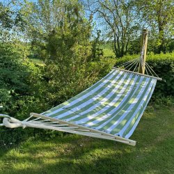 Sommerlet hngekje i bomuld med tvrpinde