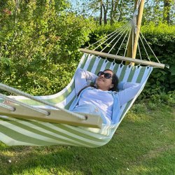 Sommerlet hngekje i bomuld med tvrpinde