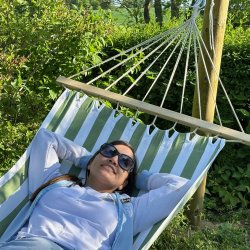 Sommerlet hngekje i bomuld med tvrpinde