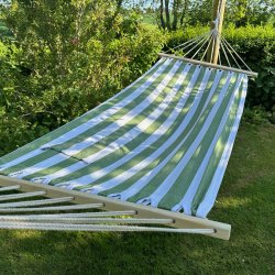 Sommerlet hngekje i bomuld med tvrpinde