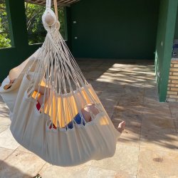 Blanca Merida Hngestol. Naturhvid hngekjestol med strke syninger til leg