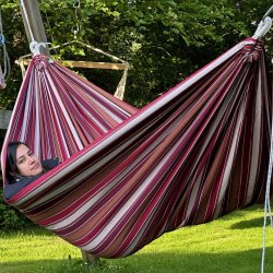 Hngekjen Kids Play Bahia i stribet vinrdt look i sanseligt legeunivers