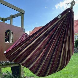 Hngekjen Kids Play Bahia i stribet vinrdt look i sanseligt legeunivers