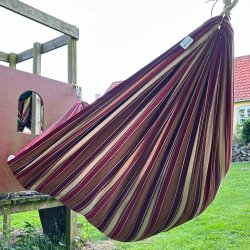 Hngekjen Kids Play Bahia i stribet vinrdt look i sanseligt legeunivers