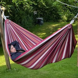 Hngekjen Kids Play Bahia i stribet vinrdt look i sanseligt legeunivers