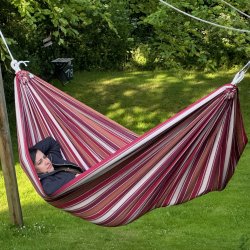 Hngekjen Kids Play Bahia i stribet vinrdt look i sanseligt legeunivers