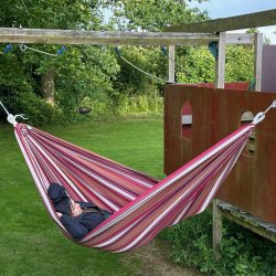 Hngekjen Kids Play Bahia i stribet vinrdt look i sanseligt legeunivers