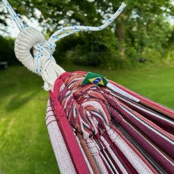 Hngekjen Kids Play Bahia i stribet vinrdt look i sanseligt legeunivers