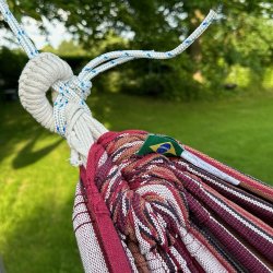 Hngekjen Kids Play Bahia i stribet vinrdt look i sanseligt legeunivers