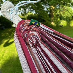 Hngekjen Kids Play Bahia i stribet vinrdt look i sanseligt legeunivers