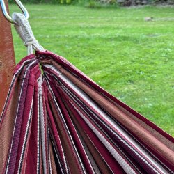 Hngekjen Kids Play Bahia i stribet vinrdt look i sanseligt legeunivers