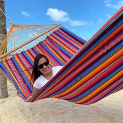 Indigo hngekje i hj kvalitets stof. Der er 1,4 meter brede rundstokke i hngekjen.