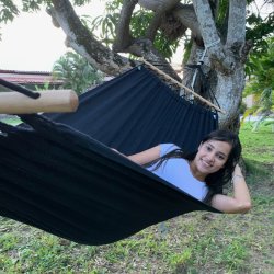 La Negrita hngekjen er en sort hngekje i stof medtvrpinde