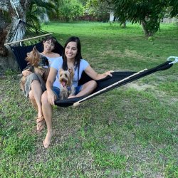 La Negrita hngekjen er en sort hngekje i stof medtvrpinde