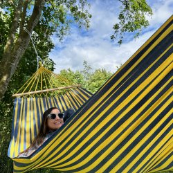 Hngekje - den bl og gul stribet med tvrpind