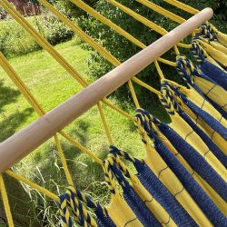 Hngekje - den bl og gul stribet med tvrpind