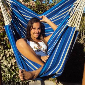 Hngekjestol i strkt stof med bl nuancer