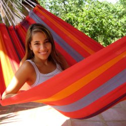 Stribet h&aelig;ngek&oslash;je i stof med r&oslash;dlige nuancer