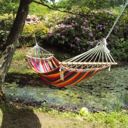 Stofhngekje i regnbuens striber med rundstokke