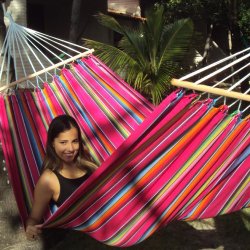 Mexico Rosa Hngekje med rundstokke. Kvalitets hngekje bde hvad angr stof og hndfremstilling. Hngekjen er perfekt til 1 person.