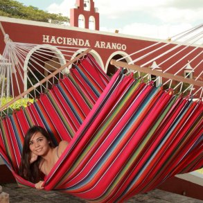 Hj kvalitets Hngekje i farverigt stof med 1,18 meter trstok