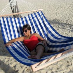 Bl&aring; naturhvid H&aelig;ngek&oslash;je i stilrent ternet stof.