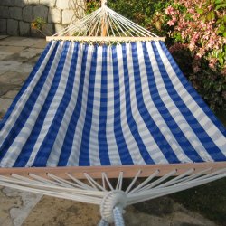 Bl&aring; naturhvid H&aelig;ngek&oslash;je i stilrent ternet stof.