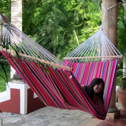 Hj kvalitets Hngekje i farverigt stof med 1,18 meter trstok