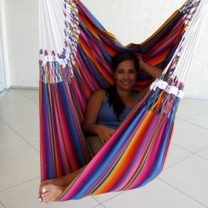 Ekstraordinr Indigo Hngekjestol i chic farverigt stof