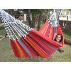 Stribet h&aelig;ngek&oslash;je i stof med r&oslash;dlige nuancer