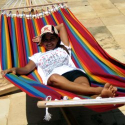 Stofhngekje i regnbuens striber med rundstokke