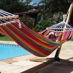 Stofhngekje i regnbuens striber med rundstokke