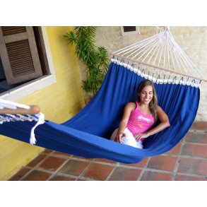 Blå hængekøje i bomuldsstof med træstok